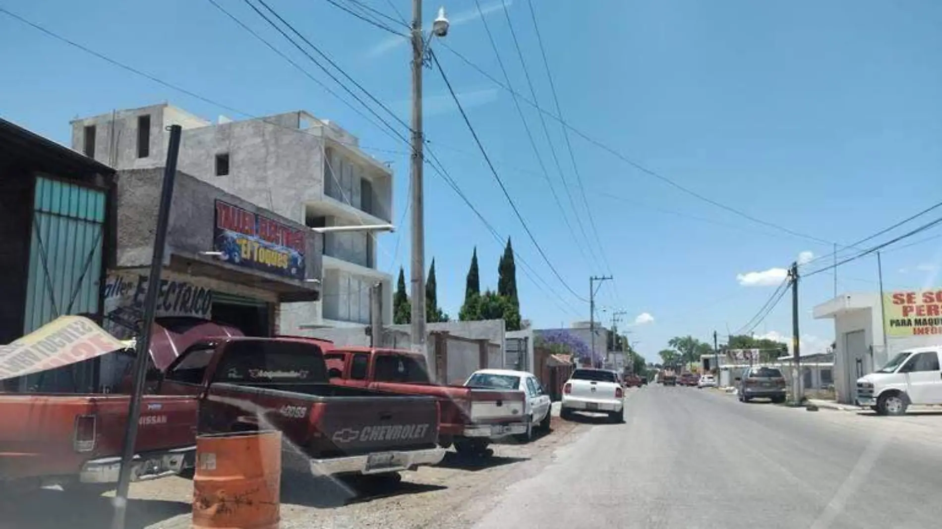 Piden supervisar taller mecánico que invade carretera en Acatlán